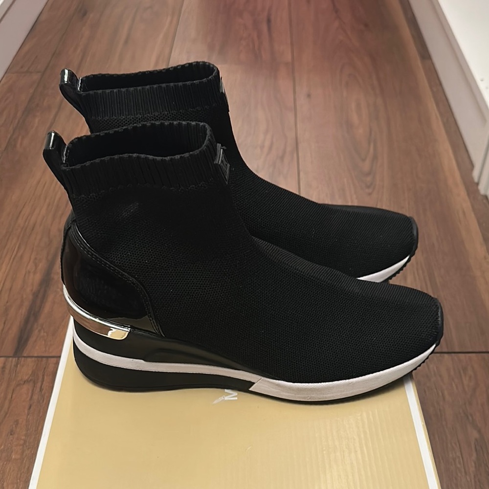 MICHAEL Michael Kors Black Ankle Skyler Boottie Stretch Knit Size 8 - Picture 3 of 7